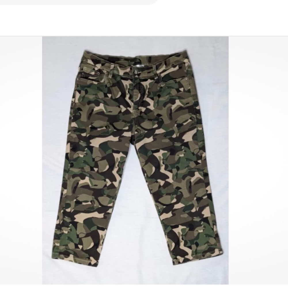 Venus Camouflage Capri Jeans EUC taper below Knee Great with Summer Wedge Heels